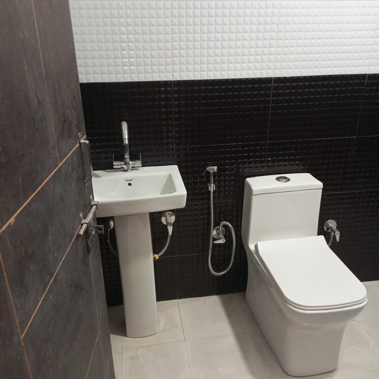 Bathroom, sector 73 3 Bedroom 1350 Sq.Ft. Builder Floor In Sector 73 Noida 8122775