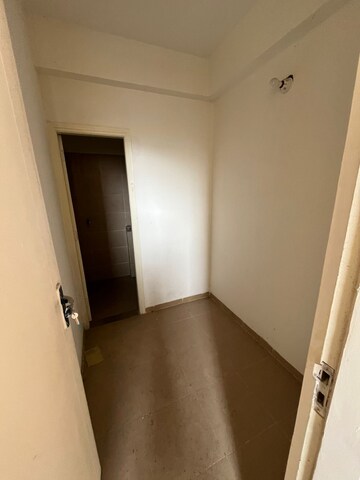 Room in 3.5 BHK Apartment at Sushma Valencia, Nagla Road – for Rent