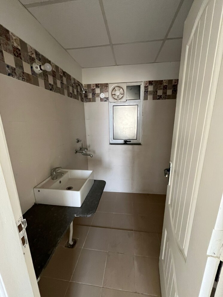 Bathroom, sushma-valencia 3.5 Bedroom 2250 Sq.Ft. Apartment In Nagla Road Zirakpur 8122792