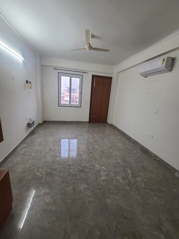 Room in 3 BHK Builder Floor at SS Southend Floors, South City 2 – for Rent