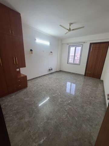 Room in 3 BHK Builder Floor at SS Southend Floors, South City 2 – for Rent