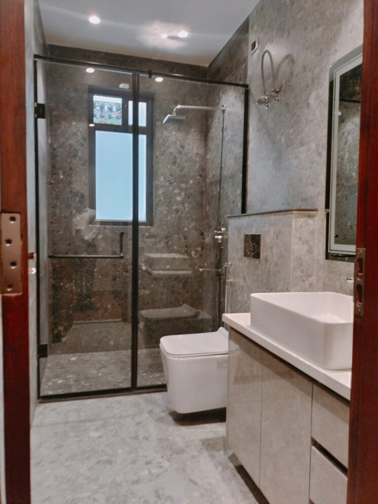 Bathroom, ss-mayfield-gardens 4 Bedroom 2650 Sq.Ft. Builder Floor In Sector 51 Gurgaon 8122876