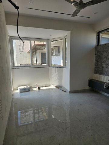 Furnished Amenities in 4 BHK Apartment at Sector 13, Dwarka – for Sale