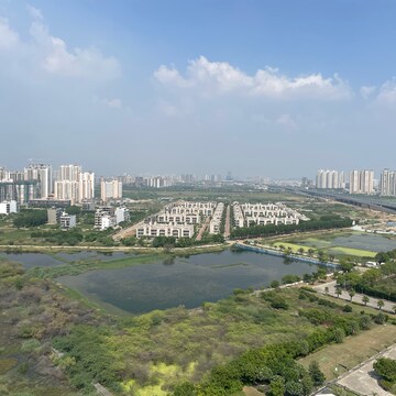 Plot Area in 4 BHK Builder Floor at BPTP Amstoria, Sector 102 – for Rent