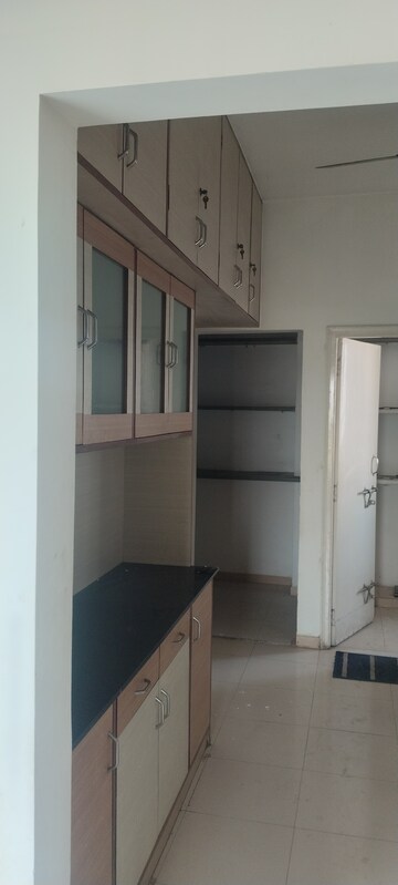 Room in 3 BHK Apartment at Satellite – for Rent
