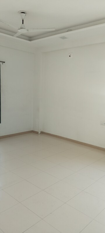 Room in 3 BHK Apartment at Satellite – for Rent
