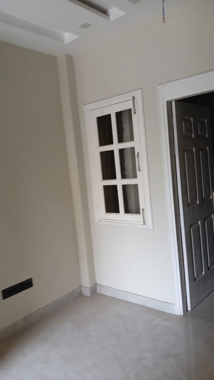 Room, rohini sector 24 1 Bedroom 32 Sq.Mt. Builder Floor In Rohini Sector 24 Delhi 8123145