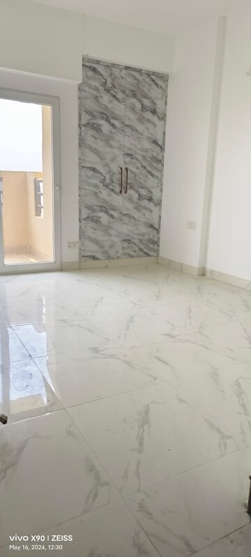 Room in 3 BHK Apartment at Purvanchal Royal City, Chi V Greater Noida – for Rent