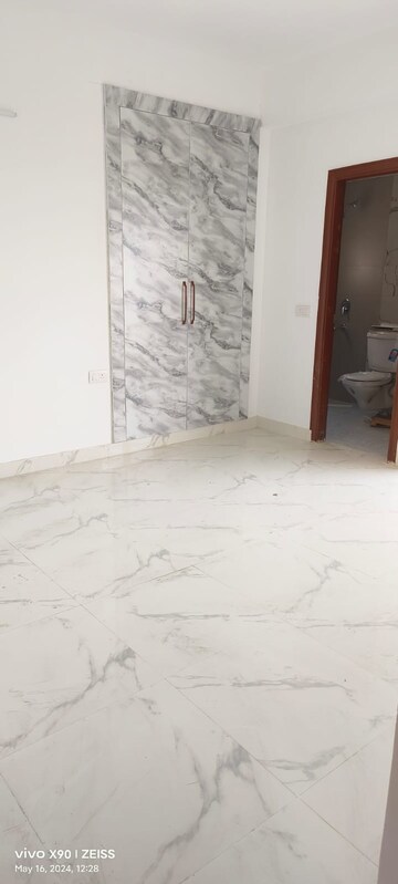 Room in 3 BHK Apartment at Purvanchal Royal City, Chi V Greater Noida – for Rent