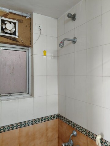 Bathroom in 4 BHK Builder Floor at Ardee City, Sector 52 – for Rent