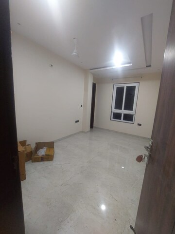 Room in 3 BHK Builder Floor at Gomti Nagar – for Rent