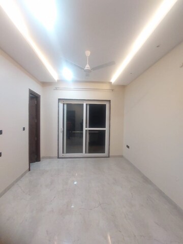 Room in 3 BHK Builder Floor at Gomti Nagar – for Rent