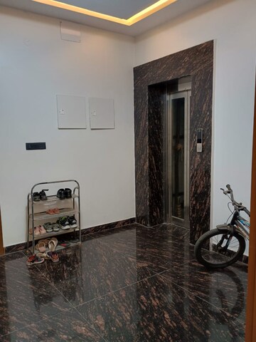 Parking in 3 BHK Builder Floor at Gomti Nagar – for Rent