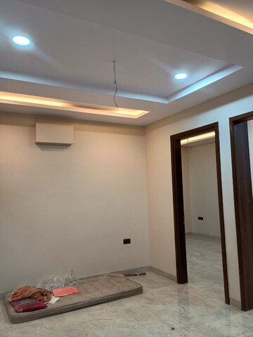Room in 3 BHK Builder Floor at Gomti Nagar – for Rent