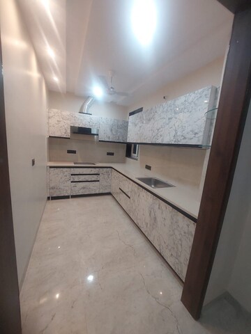Kitchen in 3 BHK Builder Floor at Gomti Nagar – for Rent