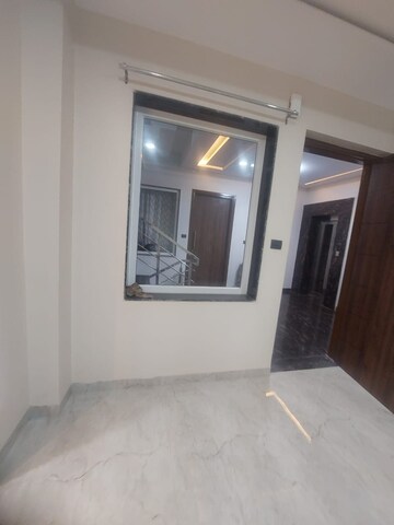 Room in 3 BHK Builder Floor at Gomti Nagar – for Rent