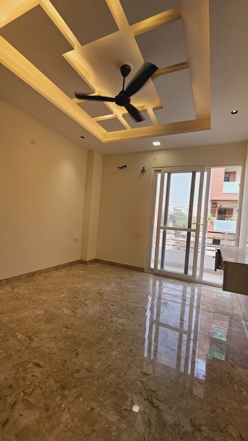 Room in 3 BHK Builder Floor at Hong Kong Bazaar, Sector 57 – for Sale