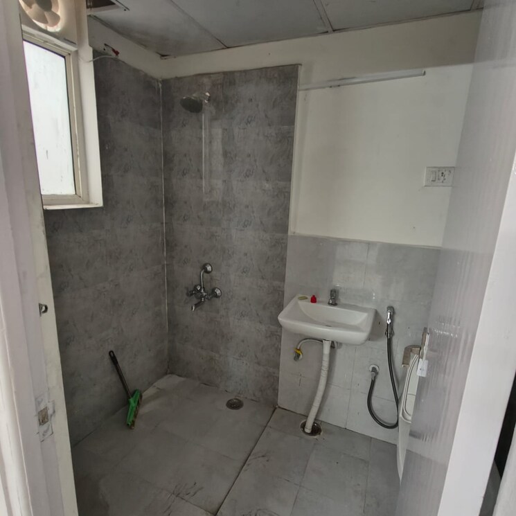 Bathroom, suncity-avenue-76 2 Bedroom 632 Sq.Ft. Apartment In Sector 76 Gurgaon 8123486