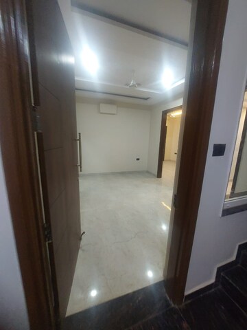 Room in 3 BHK Builder Floor at Gomti Nagar – for Rent