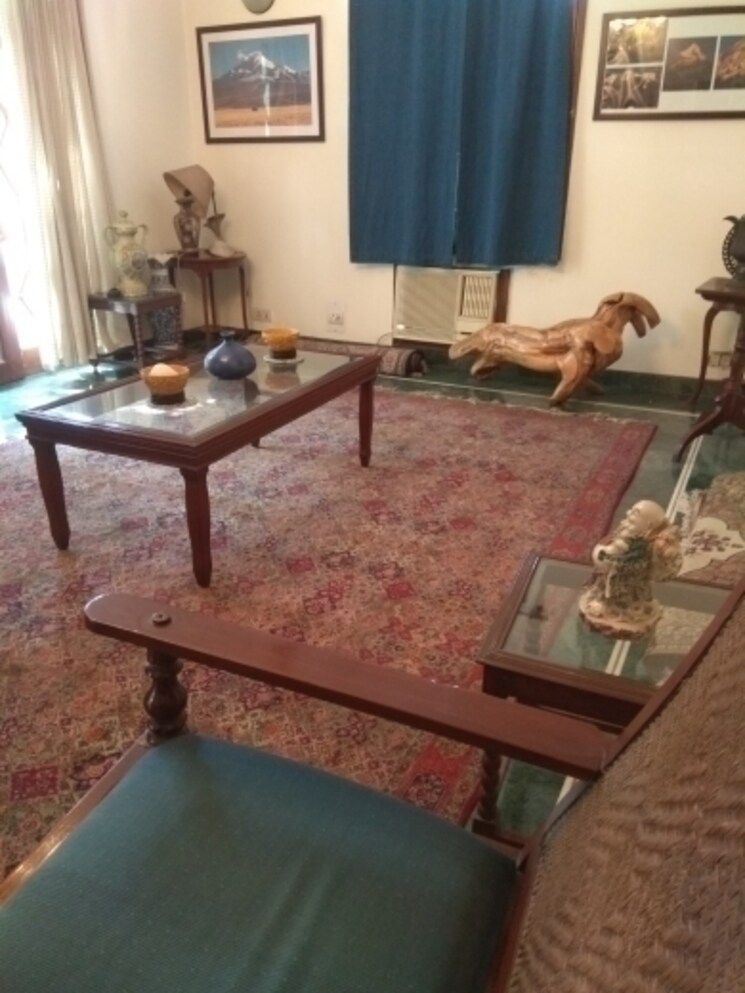 Living Room, new friends colony 6 Bedroom 477 Sq.Yd. Independent House In New Friends Colony Delhi 8123610