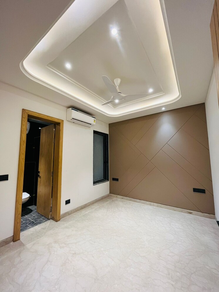 Room, sushant-tower 4 Bedroom 300 Sq.Yd. Builder Floor In Sector 56 Gurgaon 8123653