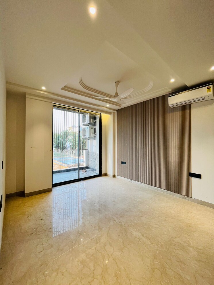 Room, sushant-tower 4 Bedroom 300 Sq.Yd. Builder Floor In Sector 56 Gurgaon 8123653