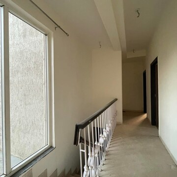 Room in 4 BHK Builder Floor at BPTP Amstoria, Sector 102 – for Rent