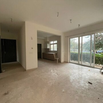 Room in 4 BHK Builder Floor at BPTP Amstoria, Sector 102 – for Rent