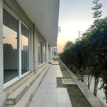 Balcony in 4 BHK Builder Floor at BPTP Amstoria, Sector 102 – for Rent