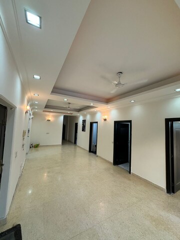 Room in 4 BHK Builder Floor at DLF Atria, Dlf Phase ii – for Rent