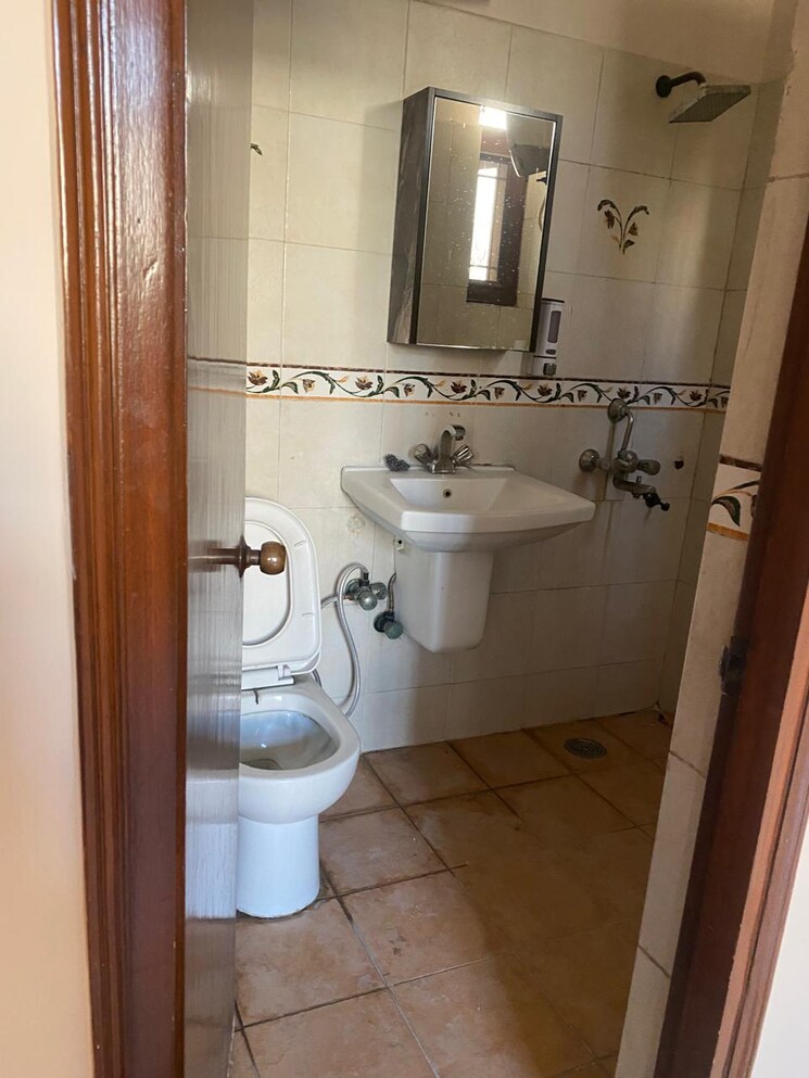 Bathroom, gulmohar-garden 3 Bedroom 2200 Sq.Ft. Apartment In Sector 44 Noida 8123850