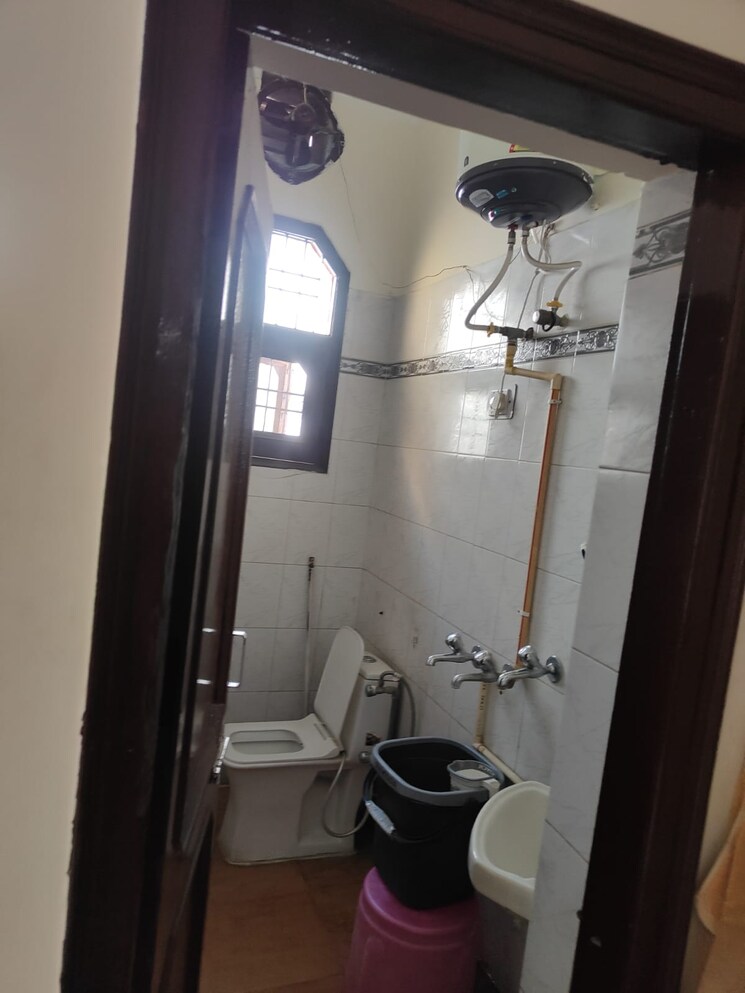 Bathroom, peer mucchalla 3 Bedroom 1850 Sq.Ft. Apartment In Peer Mucchalla Zirakpur 8123857