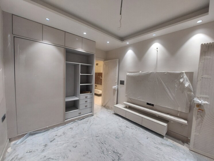 Master Bedroom, mukherjee nagar 3 Bedroom 160 Sq.Yd. Builder Floor In Mukherjee Nagar Delhi 8123994