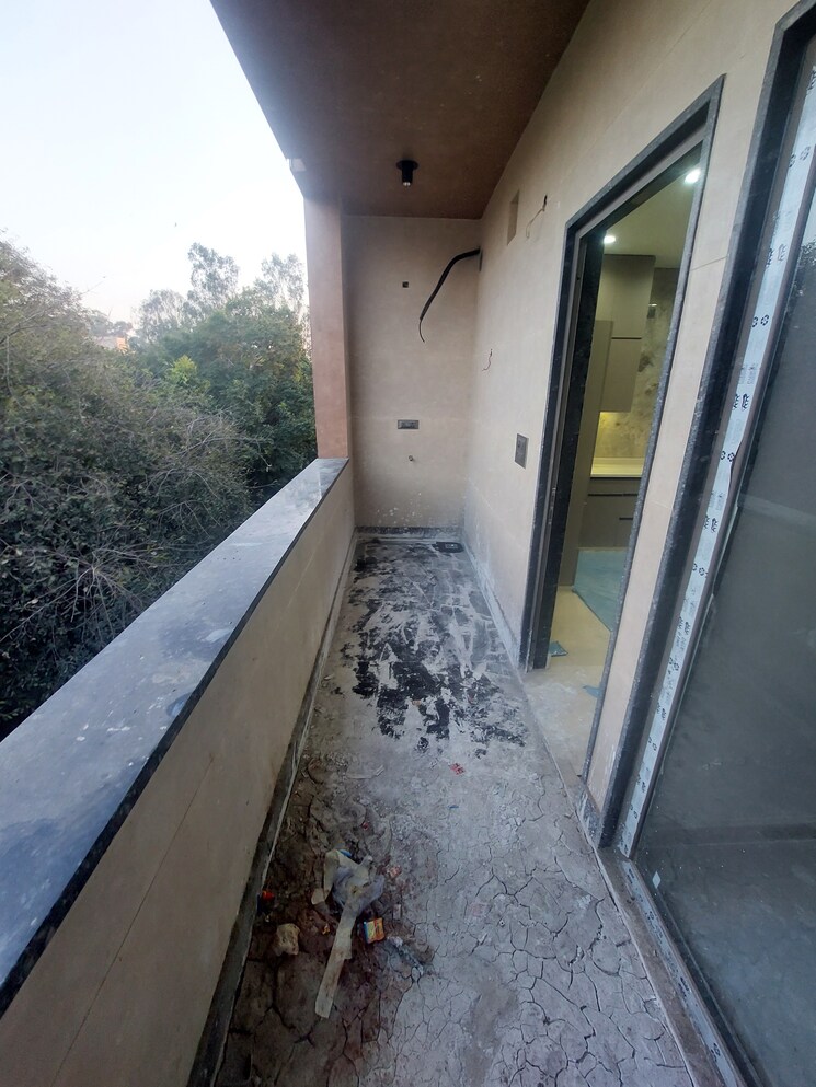 Balcony, mukherjee nagar 3 Bedroom 160 Sq.Yd. Builder Floor In Mukherjee Nagar Delhi 8123994