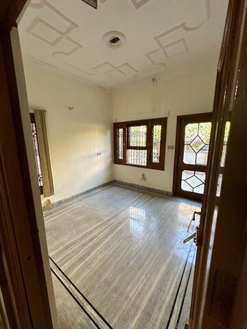Room in 3.5 BHK Builder Floor at Sector 10 – for Rent