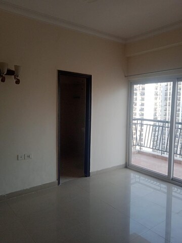 Room in 3 BHK Apartment at Antriksh Golf View, Sector 78 – for Rent