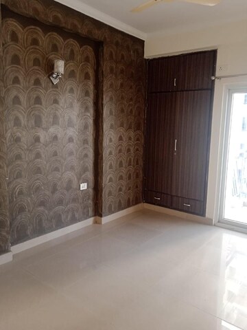 Room in 3 BHK Apartment at Antriksh Golf View, Sector 78 – for Rent