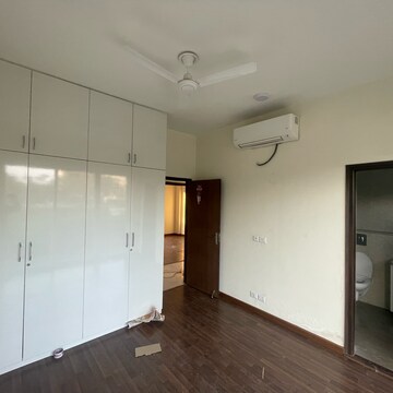 Room in 4 BHK Builder Floor at BPTP Amstoria, Sector 102 – for Rent