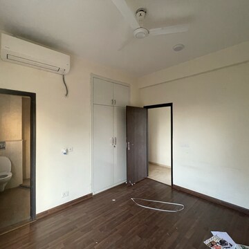 Room in 4 BHK Builder Floor at BPTP Amstoria, Sector 102 – for Rent