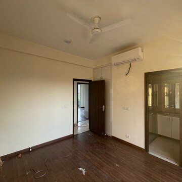 Room in 4 BHK Builder Floor at BPTP Amstoria, Sector 102 – for Rent