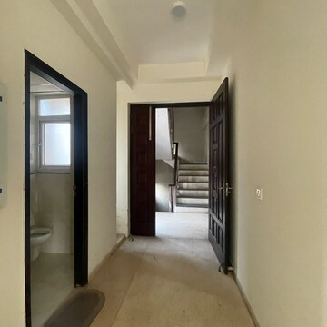 Building Lobby in 4 BHK Builder Floor at BPTP Amstoria, Sector 102 – for Rent