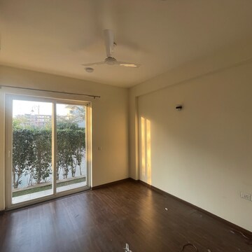 Room in 4 BHK Builder Floor at BPTP Amstoria, Sector 102 – for Rent