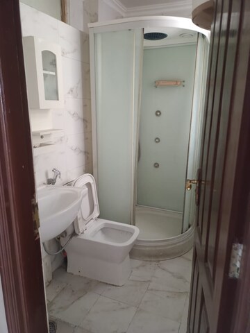 Bathroom in 1 BHK Apartment at Sector 27 – for Rent