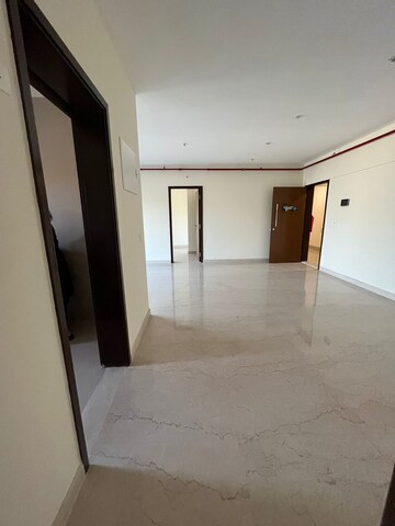 Room in 2.5 BHK Apartment at K Raheja Ascencio, Chandivali – for Rent