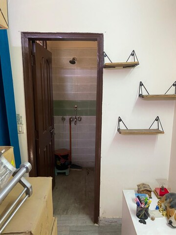 Furnished Amenities in 2.5 BHK Builder Floor at Mayur Vihar – for Rent