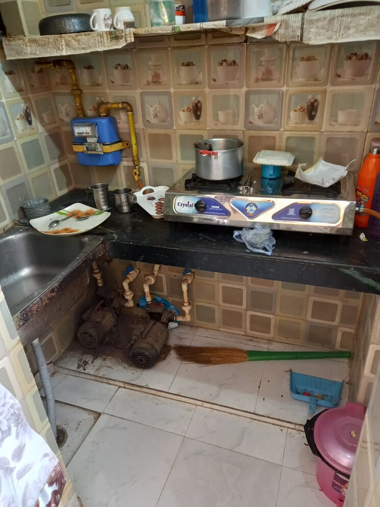 Kitchen, paschim vihar 2 Bedroom 50 Sq.Yd. Apartment In Paschim Vihar Delhi 8124909