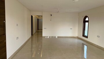Room in 4 BHK Apartment at Diamond Garden, Chembur – for Rent