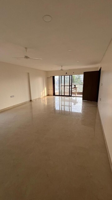 Room in 4 BHK Apartment at Diamond Garden, Chembur – for Rent