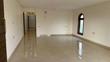 Room in 4 BHK Apartment at Diamond Garden, Chembur – for Rent