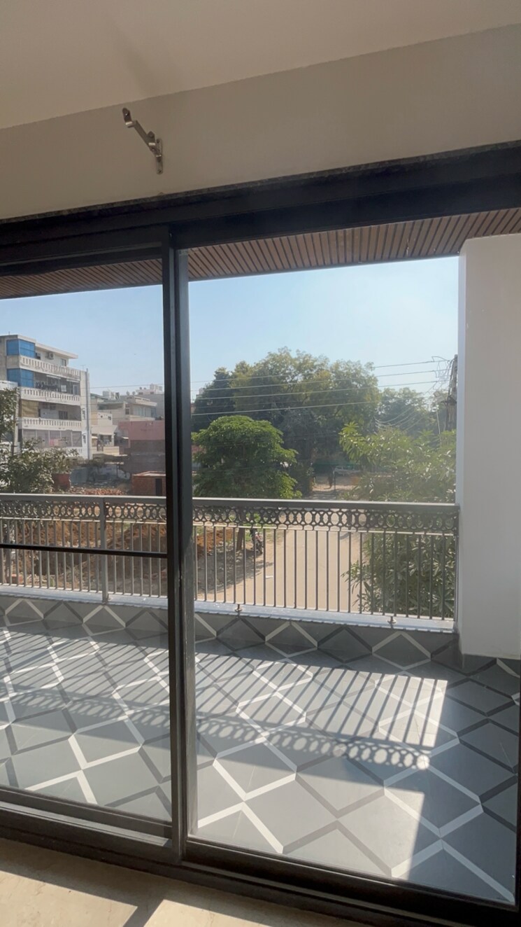 Balcony, sector 1 4 Bedroom 365 Sq.Yd. Builder Floor In Sector 1 Gurgaon 8125070